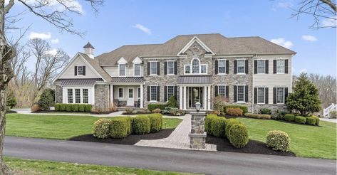 Large American House, Houses Inside, Big Mansions, Georgian Style Homes, Home Styles Exterior, Clad Home, Dream Mansion, Dream Life House, American House