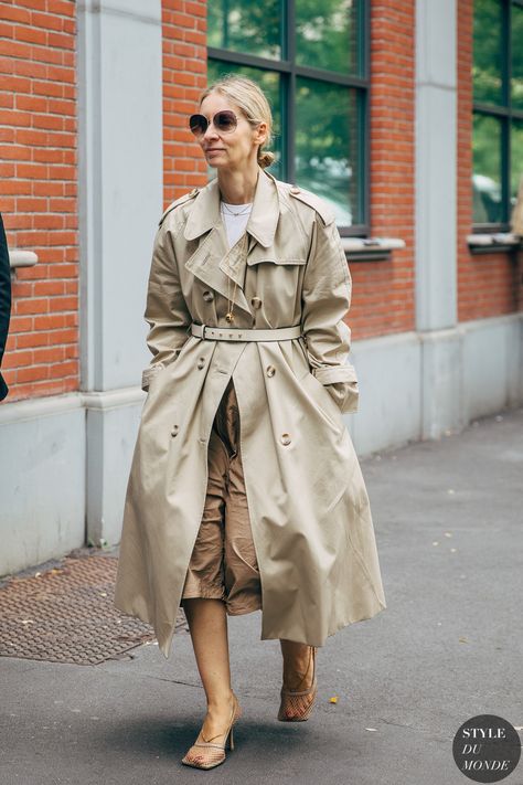 Milan SS 2020 Street Style: Suzanne Koller - STYLE DU MONDE | Street Style Street Fashion Photos Suzanne Koller Women Coat Outfit, Suzanne Koller, 2020 Street Style, Khaki Trench, Trendy Spring Outfits, Grandma Fashion, Trench Coat Outfit, Reportage Photography, Miroslava Duma