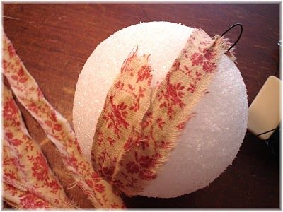 rag ball tutorial - good idea - cheap alternative to glass ornaments for crafting! Easy Ornaments To Make, Rag Balls, Easy Ornaments, Ornaments To Make, Prim Christmas, Homespun Fabric, Navidad Diy, Ornament Tutorial, Primitive Crafts