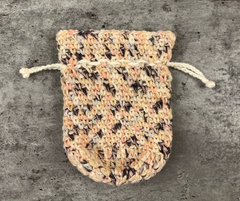 Crochet Gift Ideas: Mini Crochet Drawstring Bag - KnitcroAddict Crochet Mini Drawstring Bag Free Pattern, Trinket Bag Crochet, Crochet Mini Drawstring Bag, Drawstring Crochet Bag, Crochet Mini Pouch, Mini Bag Pattern, Crochet Small Bag, Drawstring Bag Diy, Bag Free Crochet Pattern