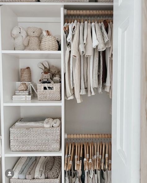 Bedside Nursery Ideas, Baby Wardrobe Organisation, Minimalist Baby Room, Organization Nursery, Baby Room Closet, Baby Room Storage, Baby Nursery Closet, Cozy Baby Room, Nursery Closet Organization