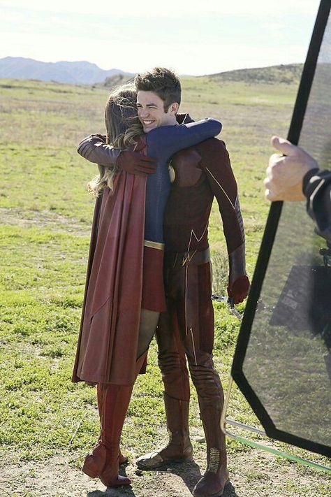 The Flash and Supergirl (Grant Gustin and Melissa Benoist) Supergirl Crossover, Superhero Shows, Supergirl Tv, Supergirl 2015, Melissa Supergirl, The Flash Grant Gustin, Dc Tv Shows, Supergirl Dc, Worlds Finest