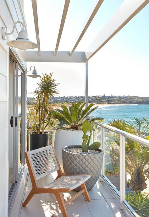 For their upcoming lottery, RSL Art Unions enlisted design icon Neale Whitaker to style up a Freshwater beach house, which you could win! Beach Condo Balcony, Terrace Beach House, Neale Whitaker, Beach Apartment Decor, Australian Beach House, Anna Spiro, Scandi Furniture, House Balcony, Modern Beach House