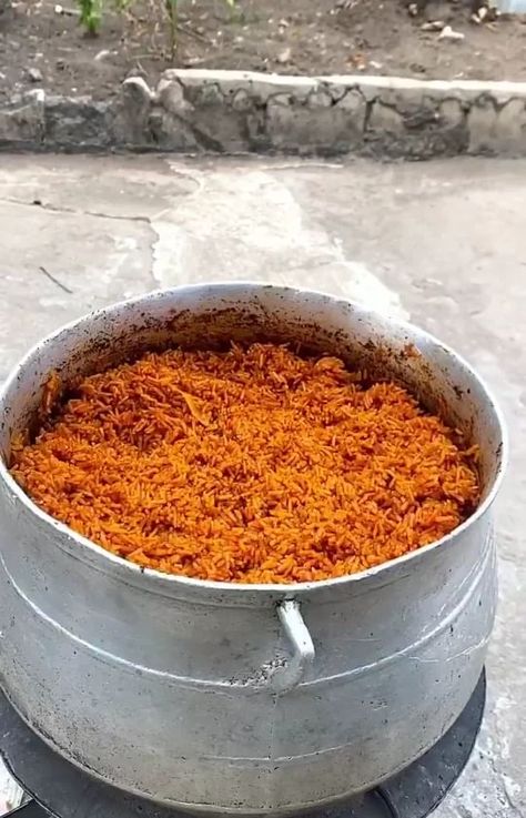 FOOD BLOG AFRICA on Instagram: “NOTHING BEATS SMOKEY PARTY JOLLOF RICE😍ALWAYS A HIT👌 Eat or Pass? 😋 . . . . Credit: @akitchenfaraway . . . . Follow us @foodblogafrica for…” Party Jollof Rice, Jollof Rice, Pretty Food, Aesthetic Food, Food Ideas, Food Blog, Rice, On Instagram, Instagram