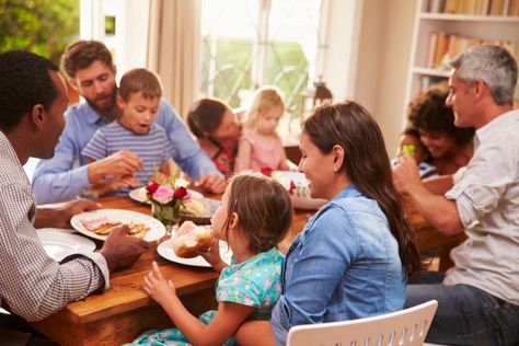 Cómo tener una familia feliz y unida - los mejores consejos Dinner Games, Sensory Overload, Family Therapy, People Eating, Family Affair, Family Reunion, Family Dinner, Abba, Vision Board