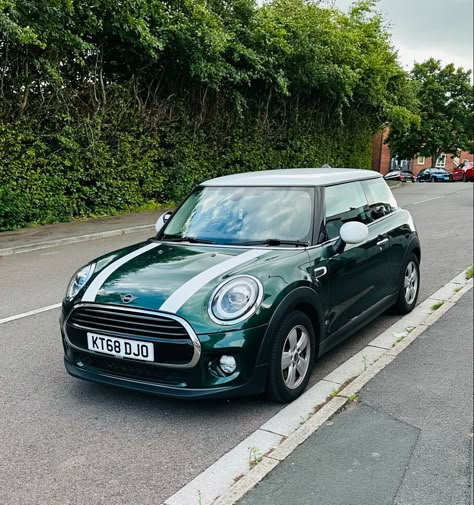 Mini Cooper Racing Green Mini Cooper Countryman Green, Green Mini Cooper Convertible, British Racing Green Mini Cooper, Green Mini Cooper Aesthetic, Mini Cooper Colors, Starter Cars, Mini Cooper Green, Mini Cooper Racing, Green Mini Cooper