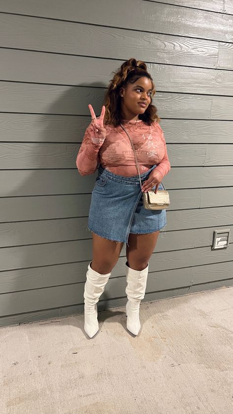 Black girl fashion mini skirt Denim Skirt Curvy Outfit, Mini Skirt Curvy Outfit, Plus Size Denim Skirt Outfit, Denim Mini Skirt Outfit Summer, Jean Skirt Outfits Plus Size, Short Jean Skirt Outfits, Plus Size Cowgirl Outfits, Denim Skirt Outfit Winter, Karol G Concert