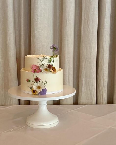 Diy Wedding Cake Flowers, White Cake With Real Flowers, Pressed Flowers Wedding Cake, Minimal Flower Cake, Elegant Simple Wedding Cake, Small Floral Wedding Cake, Minimalist Flower Cake, Small Tiered Cake, Simple Small Wedding Cakes