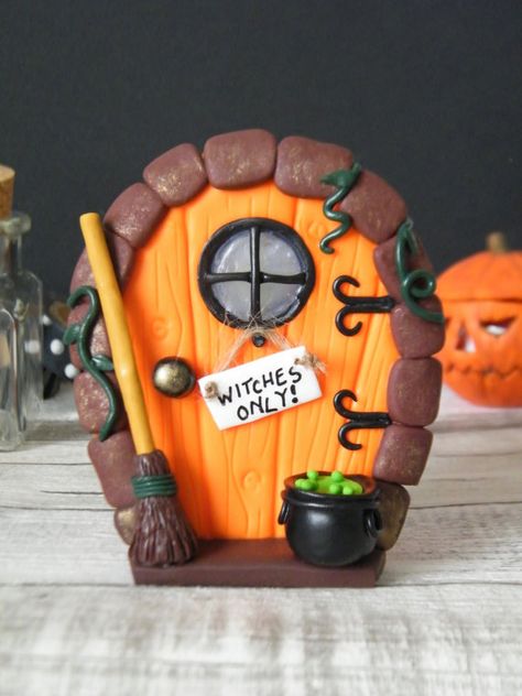 Halloween decorations clay ideas Polymer Clay Halloween House, Christmas Fairy Doors Ideas, Halloween Sculpey Clay Ideas, Halloween Fairy Door, Clay Fall Ideas, Clay Gravestone, Polymer Clay Cauldron, Air Dry Clay Halloween Projects, Halloween Fairy House