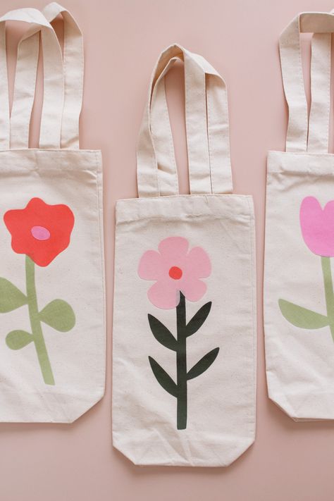 Flower Wine Gift Bag DIY — Entertain the Idea Tie Dye Canvas Tote Bag Diy, Flower Bag Design, Canvas Bag Design Ideas Easy Diy, Cricut Bag Ideas, Diy Canvas Bag Decorating, Decorating Tote Bags, Canvas Tote Bag Painting, Tote Bag Display, Canvas Bag Painting Ideas