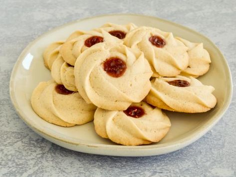 Bakery-Style Jelly Butter Cookies Christmas Butter Cookies, Holiday Butter, Butter Cookie Recipes, Christmas Butter, Swirl Cookies, Perfect Pot Roast, Cookie Recipes Decorating, Jelly Cookies, Cookie Plate