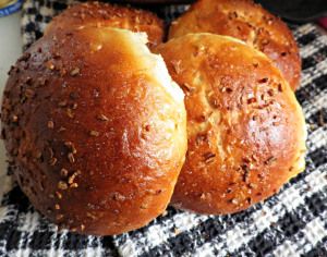 Soft onion sandwich rolls Bulkie Rolls Recipes, Onion Buns Recipe, Onion Buns Homemade, Onion Hamburger Buns, Onion Bun Burger, Onion Rolls Recipe, Onion Rolls Sandwich, Onion Bread Machine Recipe, German Brotchen