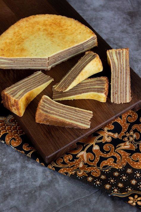 Spekkoek uit De bijbel van de Indonesische keuken - Jenny Alvares Indonesian Recipes, Wedding Snacks, Indonesian Cuisine, No Cook Desserts, Spice Recipes, Indonesian Food, Asian Food, High Tea, No Cook Meals