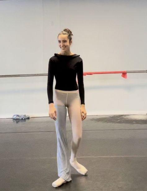 Ballet Cover Up Outfit, Cozy Ballet Outfit, All Black Ballet Outfit, Ballet Class Outfit Casual, Ballet Outfit Practice Dance Wear, Normal Core Outfits, Ballet Warm Up Outfit, Dance Class Outfit Ideas, Ballet Rehearsal Outfit