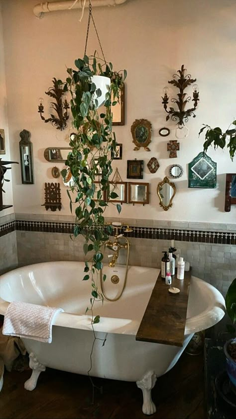 Witchy Aesthetic Bathroom, Vintage Gothic Living Room, Vintage Aesthetic Apartment, Goth Cottage Core Home Decor, Haunted Cottagecore, Victorian Bathroom Decor, Victorian Bathroom Vintage, Minimalist Goth Decor, Gothic Cottagecore Aesthetic