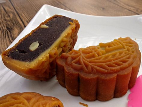 Homemade red bean mooncake just in time to celebrate Chinese Mid-Autumn festival. This is a recipe for traditional mooncake with red bean paste. Some white melon seed is added to the smooth homemad… Red Bean Mooncake Recipe, Red Bean Cake Recipe, Red Bean Cake, Chinese Moon Cake, Pineapple Cake Recipe, Mooncake Recipe, Bean Cake, Bean Cakes, Red Cake