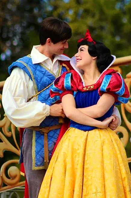 Snow White and her Prince at Dream Along With Mickey in Disney World Photo Credit to James Hanlon Prince Florian, Snow White And Prince, Prince Charming Costume, Snow White Prince, Disney Face Characters, Disney Cosplay, Princesa Disney, Face Characters, Disney Theme Parks