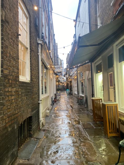 Cobblestones Aesthetic, Richmond London Aesthetic, London Aesthetic Grunge, Richmond Aesthetic, Rainy London Aesthetic, Rainy Day London, London Moodboard, English Countryside Aesthetic, London Richmond