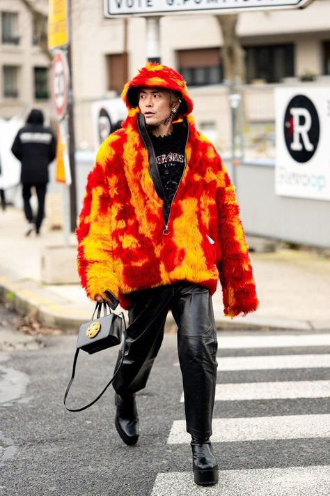 Maximalist mens street style, with bold colors and daring styles, was a prominent trend at Paris Fashion Week. The looks were a mix of vibrant colors and eccentric silhouettes, often with unexpected details. From bright statement jackets to unexpected layering of patterns and textures, the maximalist street style was both eye-catching and daring. Follow Karya Schanilec street style photographer for more street fashion style inspiration and the latest fashion trends. Mens Maximalist Fashion, Maximalist Mens Fashion, Maximalist Fashion Men, Eccentric Outfits Men, Maximalist Outfits Men, Monochromatic Outfit Street Style, Maximalist Streetwear, Funky Formal, Funky Fitz