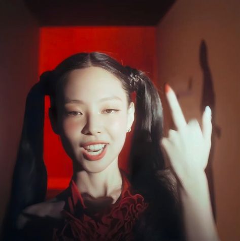 Jennie Middle Finger, Jennie Funny, Pinterest Photography, Blackpink Memes, Pinterest Fashion, Jennie Kim, Dance Performance, Funny Meme, Lalisa Manoban