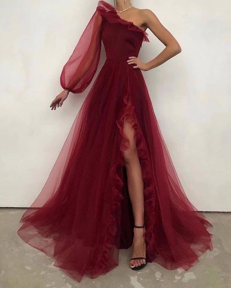 Red Prom Dresses Long Elegant Classy, Red Carpet Gowns Classy, Award Show Dresses Red Carpets, Red Prom Dresses Long Elegant, Gala Dresses Classy, Red Gala Dresses, Kpop Award Show Outfits, Formal Gala Dress, Dresses Long Elegant