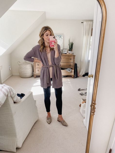 Connecticut life and style blogger Lauren McBride shares seven causal mom outfits for fall including outfits that are comfortable, yet stylish. Sophisticated Mom Outfits, Pta Mom Outfit, Mom Casual Outfits, Mom Outfits Fall, Mom Fits, Trendy Mom Outfits, Casual Mom Style, Lauren Mcbride, Outfits Fo