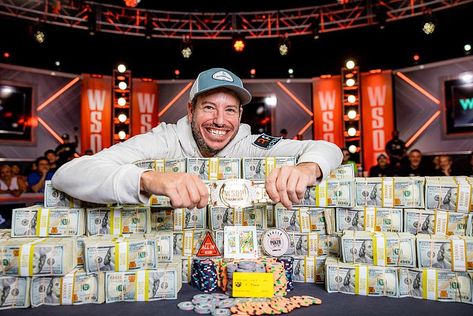 Daniel Weinman Cements Himself in History as the 2023 Champion of the Largest World Series of Poker Poker Cheat Sheet, Horseshoe Las Vegas, July 4th Holiday, World Series Of Poker, Paris Las Vegas, Poker Tournament, Vegas Hotel, The First Americans, Las Vegas Hotels