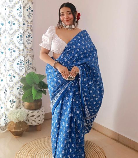 Blue Saree With White Blouse, Retro Theme Dress, Blue Cotton Saree, Modern Sarees, Indian Fits, Trending Saree, Choli Blouse Design, Saree Accessories, Trendy Saree