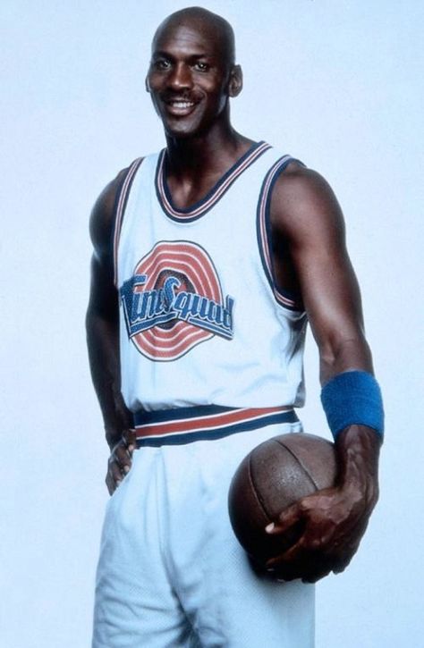 90's Movies Space Jam Costume, Easy Costumes To Make, Space Jam Jersey, Toon Squad, Basketball Movies, Michael Jordan Photos, Jeffrey Jordan, Michael Jordan Pictures, Michael Jordan Jersey