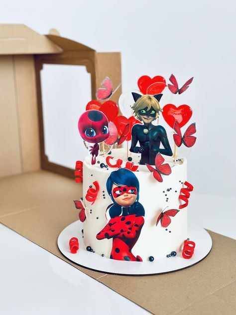 Miraculous Cake Ideas, Miraculous Ladybug Birthday Party Ideas Cake, Lady Bug Decorating Ideas, Miraculous Ladybug Cake Ideas, Ladybug Torte, Ladybug Cake Ideas, Ladybug And Cat Noir Cake, Pastel Ladybug, Miraculous Cake