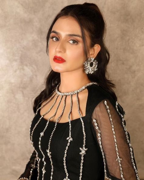 𝐐𝐮𝐧𝐨𝐨𝐭 𝐀𝐥𝐢 Black Colour Dress Designs, Net Kurti Neck Designs, Hira Mani Dresses, Casual Bridal Dress, Hira Mani, Anarkali Dress Pattern, Pakistani Fancy Dresses, Pakistani Dresses Casual, Beautiful Pakistani Dresses