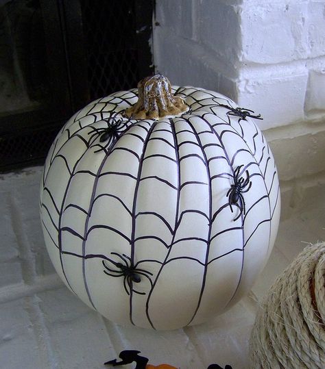 White spider pumpkin - use black and glow in the dark paint instead of a sharpie Pumkin Decoration, Spider Pumpkin, Hallowen Ideas, Halloween Fest, Halloween Memes, Labu Halloween, Halloween Pumpkins Painted, Pumpkin Face, Spider Webs