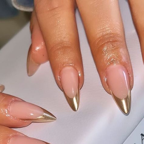 Gold Tip Chrome Nails, Gold Style Nails, Nails To Match A Gold Dress, Chrome Gold French Tip Nails, Almond Gold French Tip Nails, Gold Chrome Nails French, Gold French Tip Nails Almond, Gold Nails Inspiration, Gold Tip Nails French