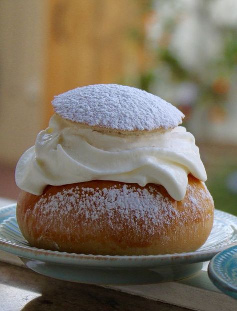 Semlor: Traditional Swedish Fat Tuesday Buns Scandinavian Sweets, Semla Recipe, Swedish Semla, Swedish Cream, Scandinavian Desserts, Austrian Christmas, Foreign Recipes, Cream Buns, Coffee Pastry