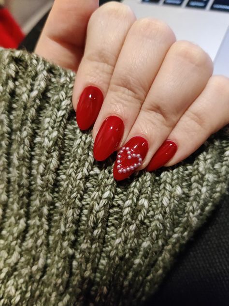 Christmas Nails Heart, Red Nails Pearls, Pearl Christmas Nails, Red Nails With Pearls, Pearl Heart Nails, Love Heart Nails, Red Heart Nails, Christmas Nail Designs Acrylic, November Nail Designs