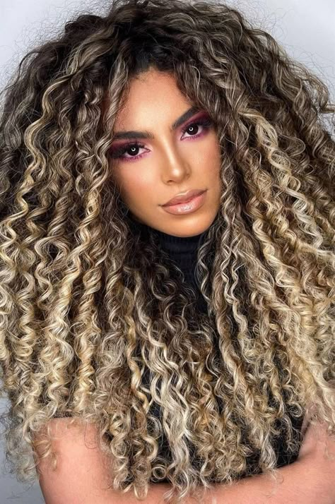 Blonde Crochet Hairstyles Curls, Curly Hair Colour Ideas Natural Curls, Long Curly Highlighted Hair, Curly Hair Highlights And Lowlights, Curly Balayage Hair, Curly Hair Color Ideas, White Ombre Hair, Crazy Curly Hair, Curly Hair Color