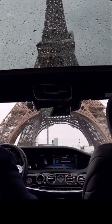 #aesthetic #paris #rainyparis #rain #eiffeltower Rainy Paris, Aesthetic Paris, Beach Cocktails, Paris Trip, Paris Aesthetic, Parisian Apartment, Paris At Night, Insta Pictures, Netflix Movie