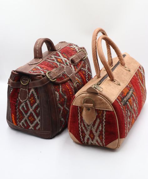 Kilim travel bag, kilim Duffle Bag, Moroccan Leather Kilim duffel Bag, Leather duffle bag, Unisex Kilim Weekender Bag, hipster travel bag. Beautiful Leather This handwoven kilim travel bag was made from full-grain leather and old carpet and is perfect for your bohemian wardrobe. This work of art was created with a unique vintage kilim that was upcycled and weaved with vibrantly colored wool by skilled craftspeople in Marrakech, Morocco: 💥💥 Notes Please keep in mind that because the travel bags are made from Red carpet patterns, the design may vary and cannot be made exactly like the picture because it is a handmade product. No two pieces are the same because our products are handmade and each is uniquely crafted. Every product we produce is distinctive and original. Dimension: Medium Len Boho Handbags, Moroccan Kilim, Moroccan Leather, Estilo Boho Chic, Carpet Bag, Leather Duffle Bag, Vintage Leather Bag, Leather Duffle, Duffel Bags