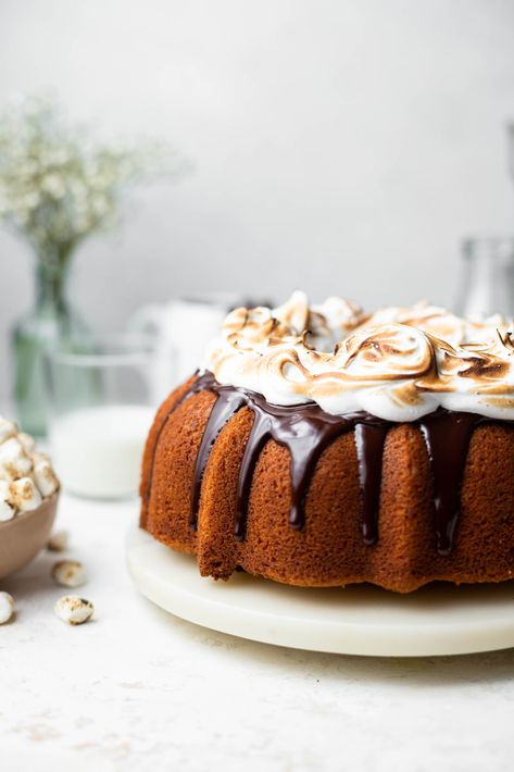 S’mores Bundt Cake, Smores Bundt Cake, Chocolate Cake With Meringue, Bundt Cake Flavors, S'more Recipes, Strawberry Cheesecake Muffins, Easy Meringues, Easy Bundt Cake, Smore Recipes