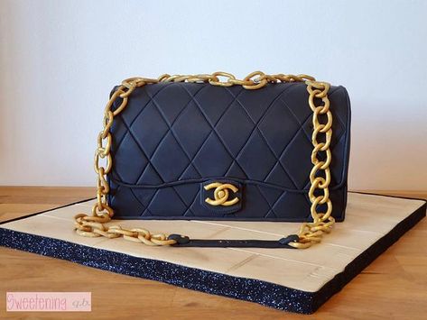 Chanel Cake Ideas, Purse Cake Ideas, Bag Cake Design, Chanel Bag Cake, Snow Globe Cookies, Channel Purse, Globe Cookies, Chanel Birthday Cake, Birthday Cake For Women Simple