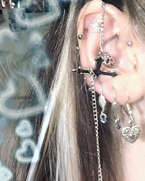 Earring Setup, Piercing Stack, Silver Piercings, Bling Stuff, Earring Aesthetic, Piercings Ideas, Sleepless Night, Earring Piercing, Goth Kids