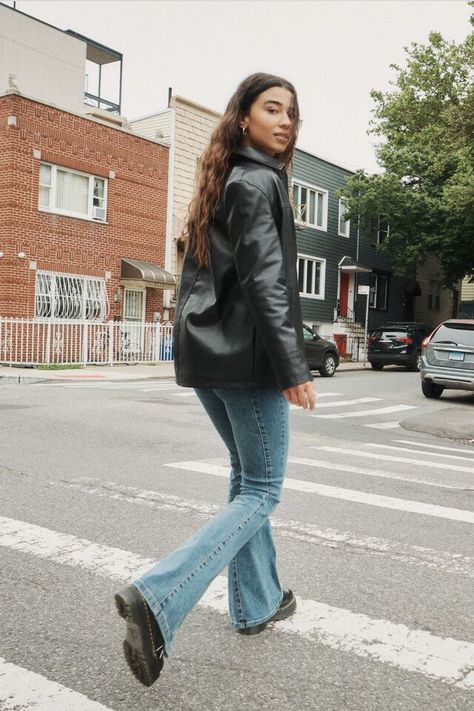 Flare Levis Jeans Outfit, Flared Jeans With Boots, Flare Jeans Outfit Winter Casual, Flare Jeans And Boots Outfit, Flare Blue Jeans Outfit, Black Flare Jeans Outfit Casual, Flares Outfit Casual, Light Blue Flare Jeans Outfits, Fall Outfits With Flare Jeans