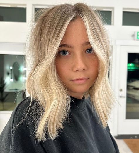 Blonde Melt Hair, Creamy Blonde Long Bob, Short Bob Blonde Balayage Dark Roots, Cropped Blonde Hair, Blonde Above Shoulder Length Hair, Short Creamy Blonde Hair, Root Smudge Blonde Bob, Blonde Highlights Root Smudge, Blonde Balayage Shoulder Length