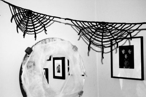 Spiderweb garland with directions Crochet Halloween Garland, Spider Web Garland, Crochet Spider Web, Garland Crochet, Crochet Spider, Spider Web Pattern, Crochet Applique Patterns Free, Crochet Bunting, Web Pattern