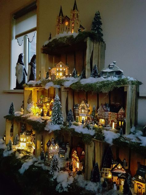 Weihnachtsdeko Unusual Christmas Decorations, Scrooge Christmas, Christmas Village Decorations, Tree Village, Christmas Tree Village, Christmas Village Sets, Diy Christmas Village, Homemade Christmas Decorations, Winter Decorations