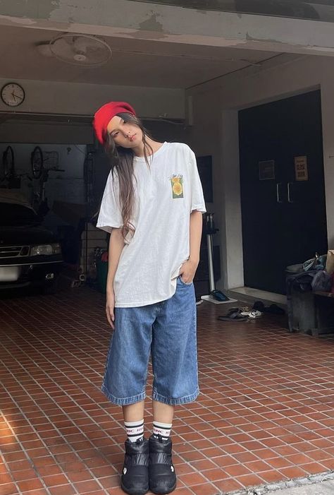 Street Style Short Women, Big Shorts Small Shirt, Baggy Long Shorts Outfit, Big Jorts Outfit Idea, Jhorts Girl Outfit Y2k, Long Shorts Style, Cute Long Shorts Outfits, Modest Jorts Outfit, Bershka Jorts Outfit