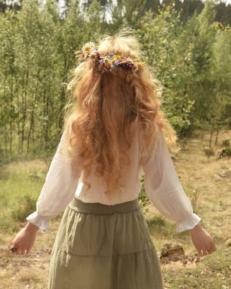 Litha, Midsummer, Summer solstice! The day of magical sun energy, the day of jumping through bonfires, the day of flower crowns and herbal… Suzanne Core, Sun Energy, Picture Inspiration, Princess Aesthetic, Cottagecore Aesthetic, Flower Crowns, Movie Stills, + Core + Aesthetic, Summer Solstice