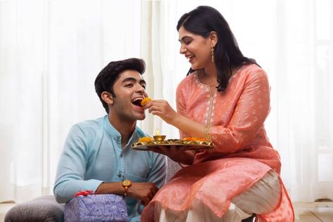 Raksha bandhan Rakhi Shoot, Rakshabandhan Images, Raksha Bandhan Pics, Raksha Bandhan Photos, Rakhi Wishes, Student Images, Black And White People, Full Hd Photo, Independence Day India