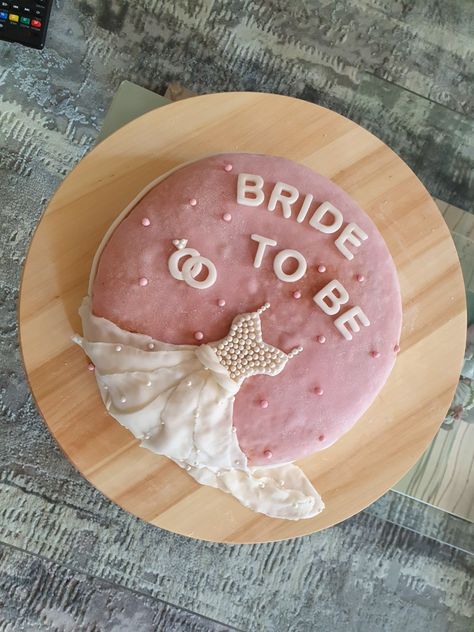 Simple Bachelorette Cake, Bridal To Be Cake, Bachelorette Party Simple, Bachlorette Cakes Ideas The Bride, Bridal Cakes Ideas Simple, Spinster Cake, Bride To Be Cupcakes Ideas, Bride To Be Cake Ideas Funny, Bride To Be Cake Bachelorette Parties