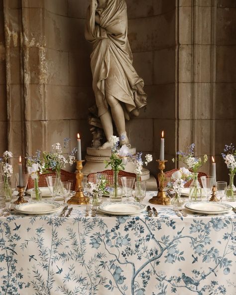 Celebrate with our Blue & White Curated Collection! 💙 In honour of my fellow Americans celebrating today, here is a selection of exquisite blue and white antique pieces to elevate your table setting. Which one will you choose? Shop the collection online now. #tablescape #tabledecor #antiques #frenchantiques #antiquetable #tablestyling #artdelatable #howtosetatable #maisonfete #maisonfeteetcie Antique Table Setting, Chinoiserie Print, Unique Floral Arrangements, Beautiful Centerpieces, Antique Table, Entertaining Ideas, Antique Textiles, Wedding Tablescapes, Rustic Christmas